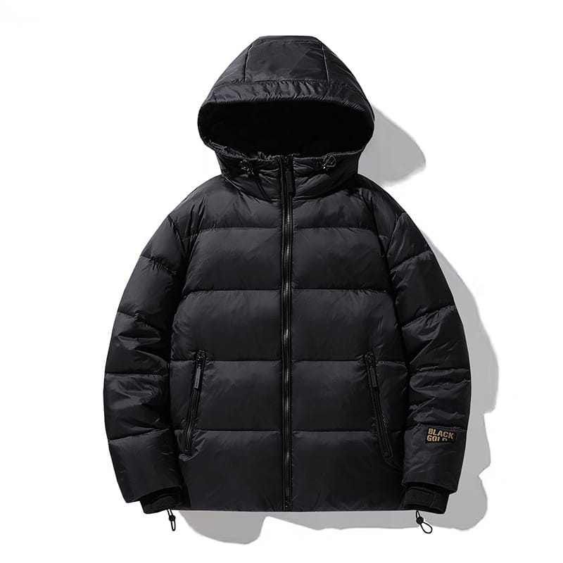 Chaqueta acolchada tipo puffer de oro negro con diseño en negro y capucha con cierres de cremallera, y material aislante para uso en clima frío.