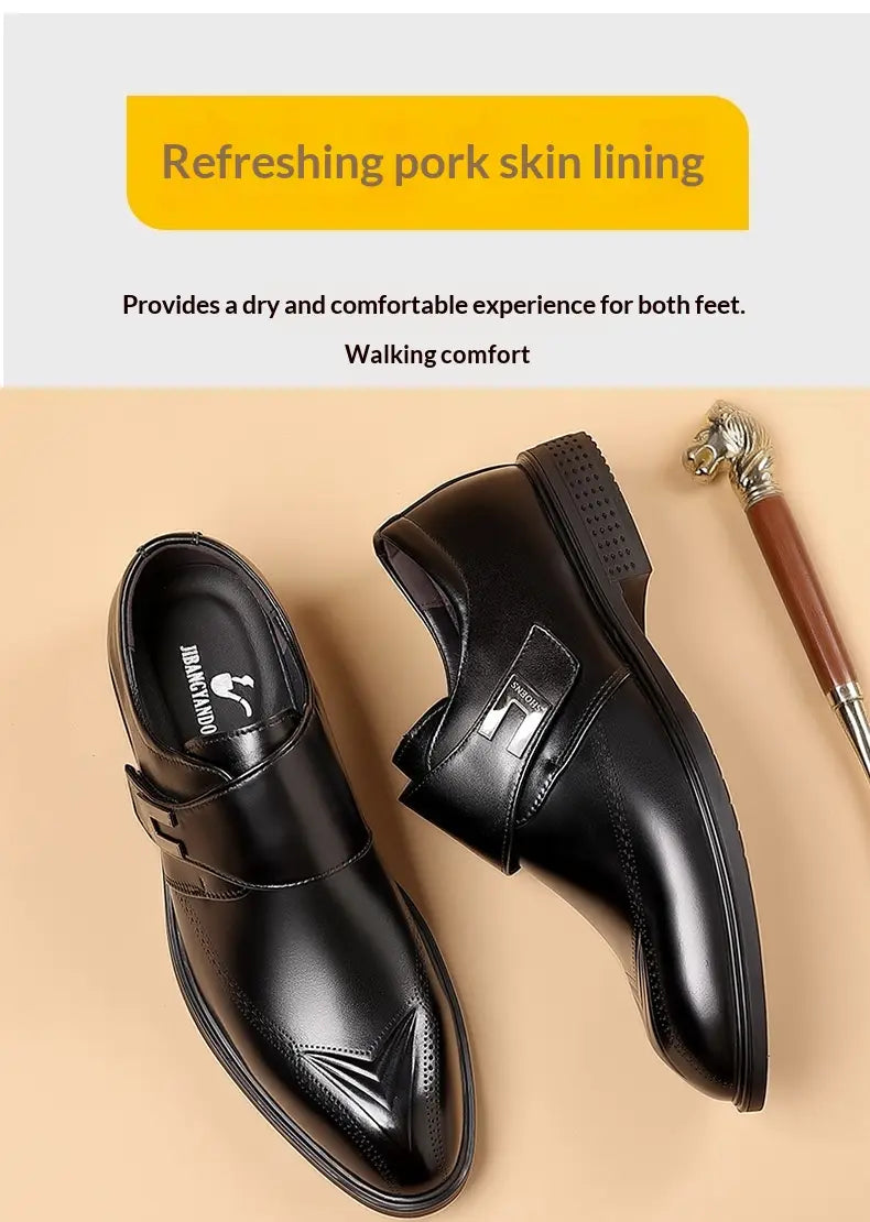 Schwarze Vollnarbenleder-Brogue-Kleiderschuhe mit eleganter polierter Oberfläche und dekorativer Pfeifenschnürung an der Zehenpartie, ausgelegt als leichtes Slip-on-Schuhwerk.