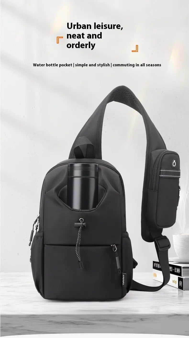 Wasserdichte Herren-Oxford-Gewebe-Minimalist-Crossbody-Brusttasche aus schwarzem Nylon mit einer Flaschenfach-Tasche und mehreren Reißverschlussfächern.