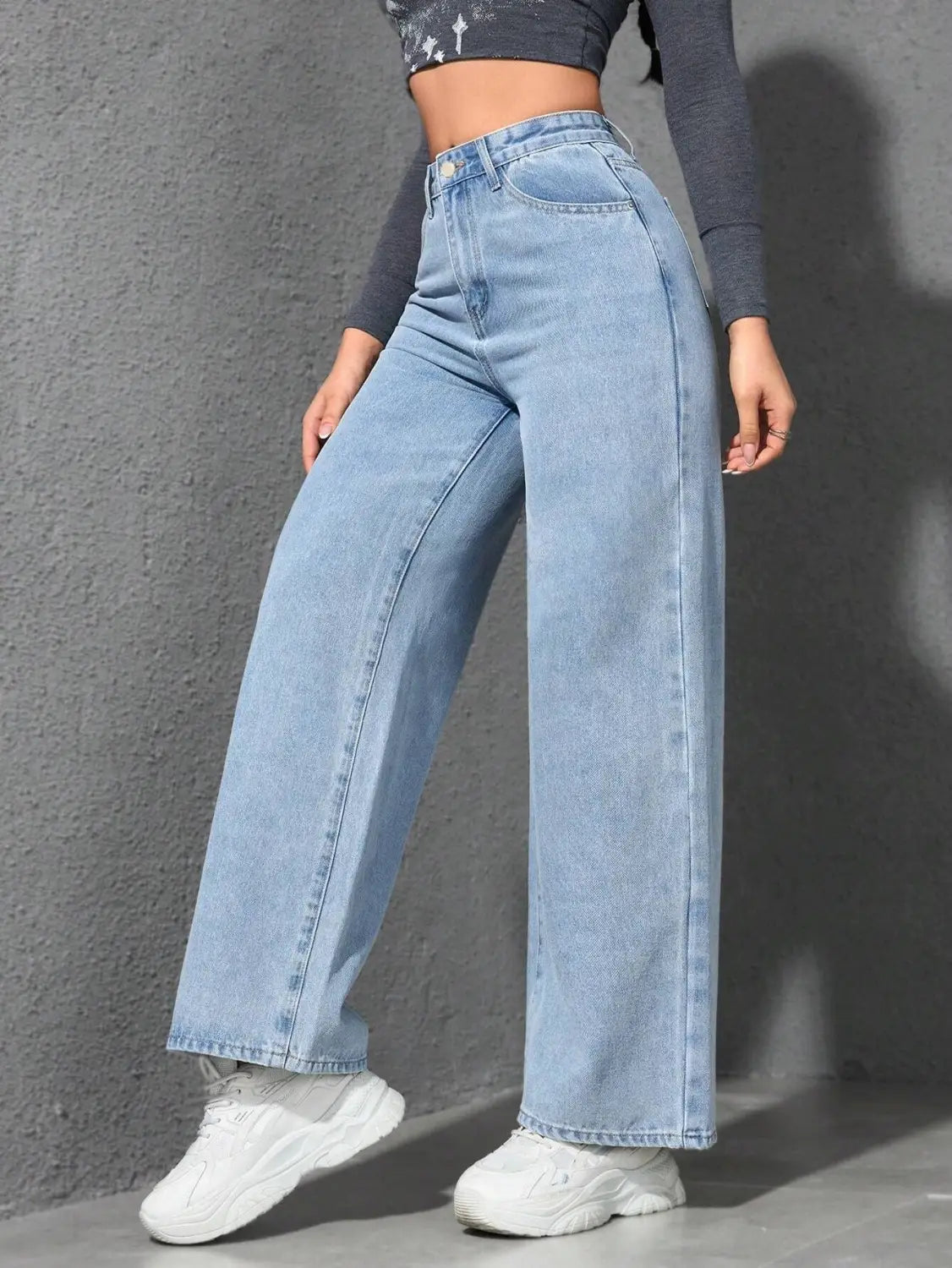 Jean en denim à lavage clair, à taille haute et jambe ample, présenté de dos