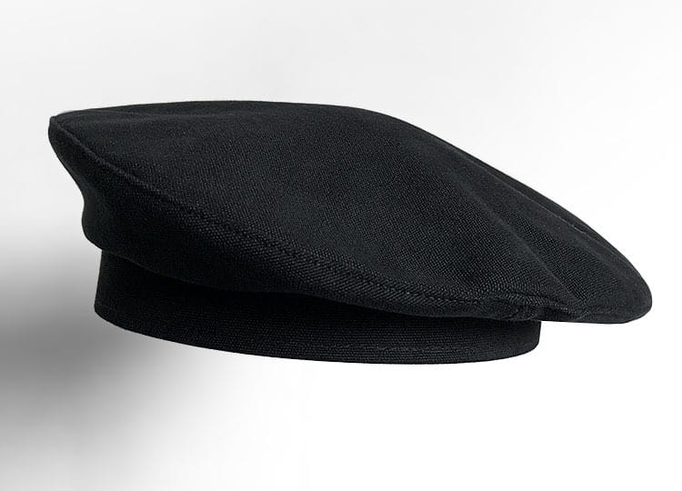 Chapeau en laine béret noir pour peintre, pour femmes, avec une surface souple légèrement texturée et une couture soignée le long de la bordure.