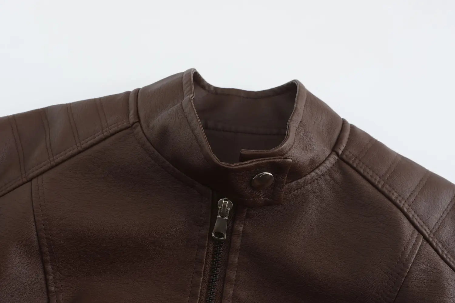 Veste motard en faux cuir marron à col montant et fermeture à glissière, vue de face.