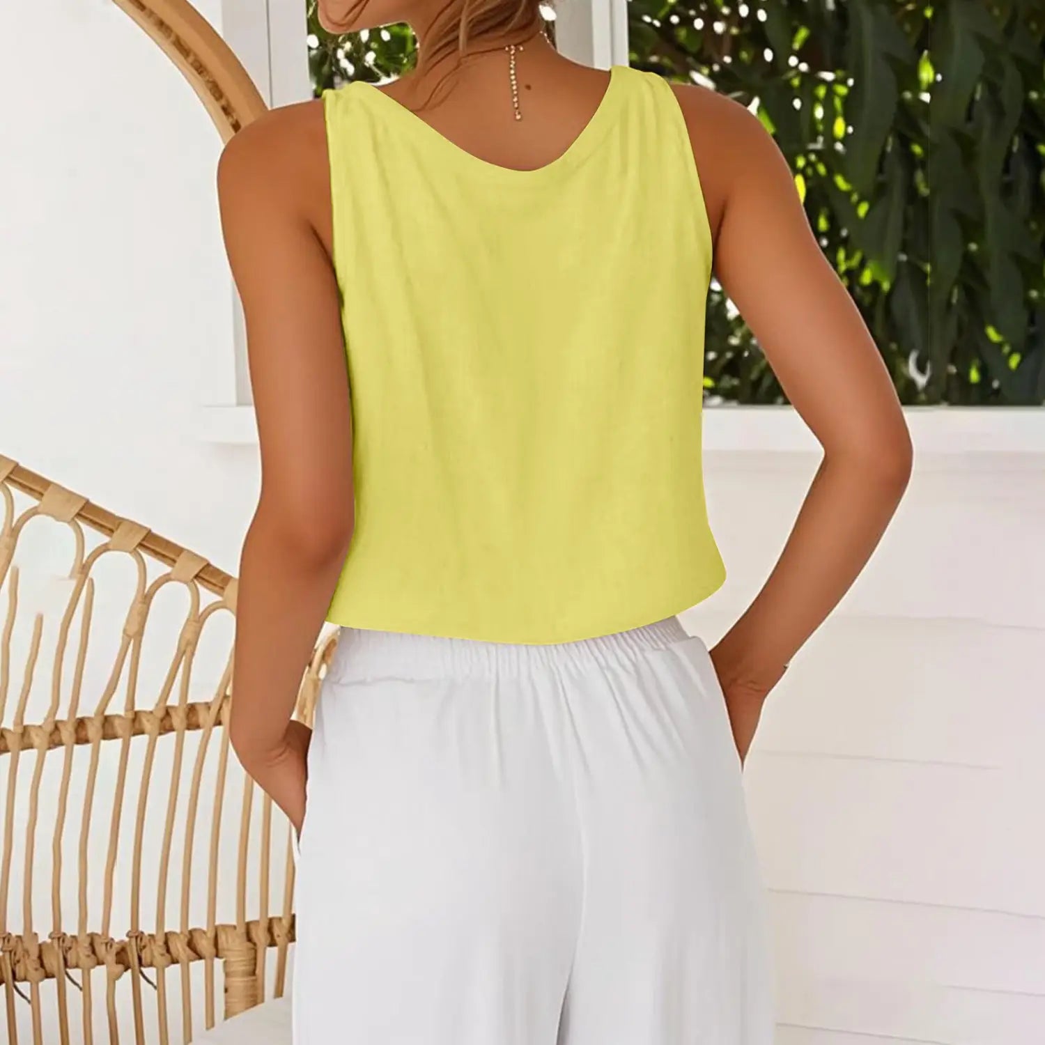 Ein leuchtend limettengrünes Baumwoll-Leinen-Camisole-Top ohne Ärmel mit V-Ausschnitt, lockerer Passform und weichem, fließendem Stoff.