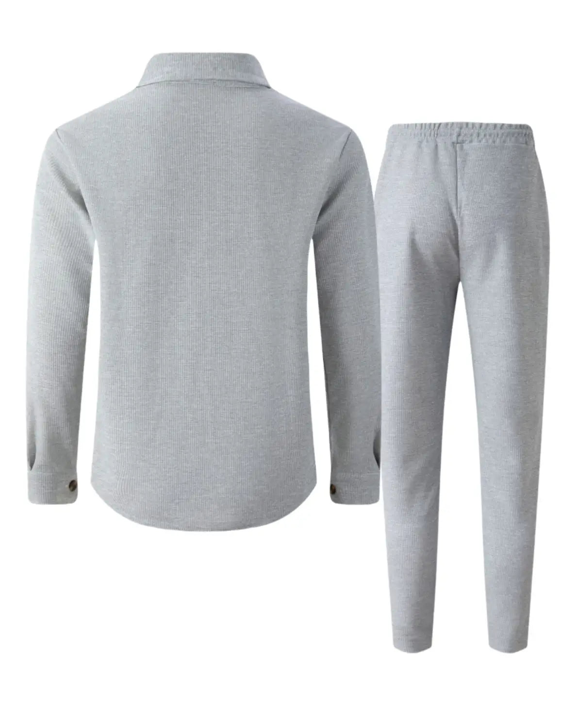Ensemble pour hommes en molleton de type waffle à manches longues, comprenant une chemise boutonnée à manches longues en texture gris clair et un pantalon assorti, conçu pour un port quotidien confortable