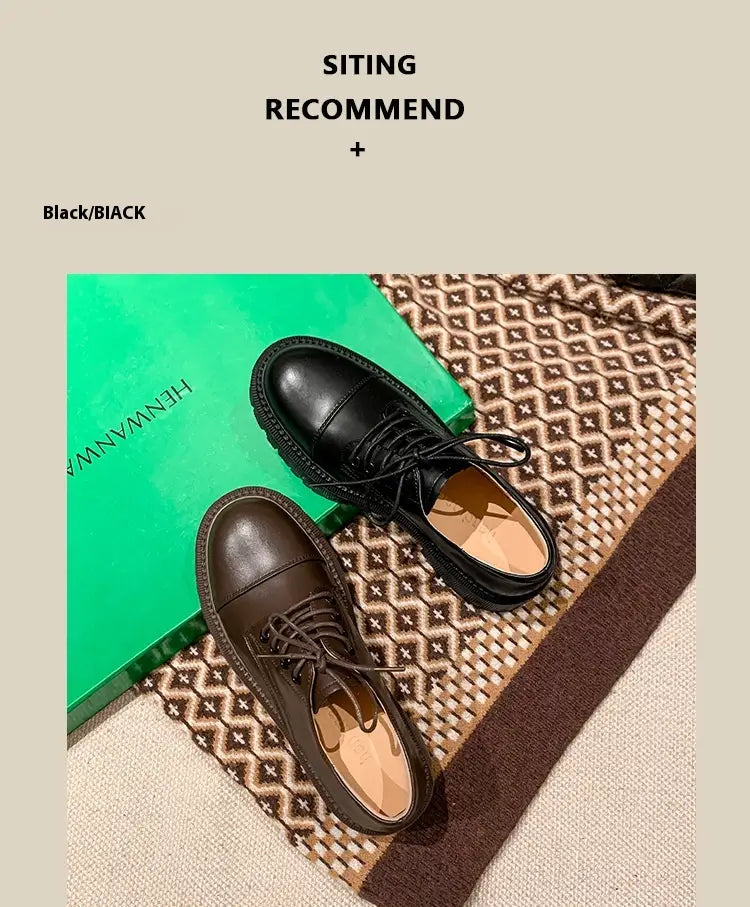 Schwarze Leder-Schnür-Oxfordschuhe mit klassischem Cap-Toe-Design aus Rinderleder, mit britischem Stil für ein Plateau.