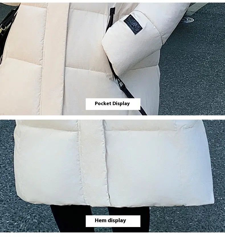 Cremefarbene koreanische gesteppte Pufferjacke mit Kapuze, mit schwarzen Reißverschluss-Akzenten und einem Markenpatch am Ärmel.