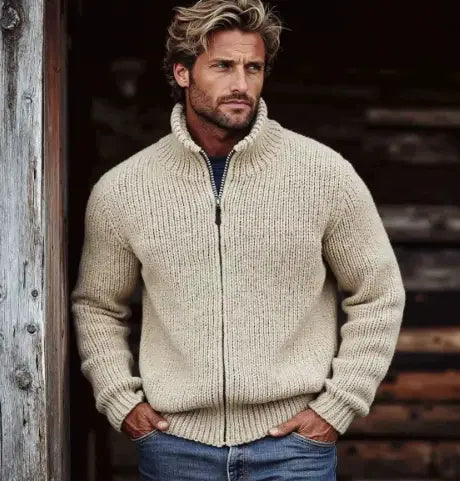 Pull-over zippé à col montant côtelé pour homme de couleur écrue, présentant un tissu texturé et un design à col montant.