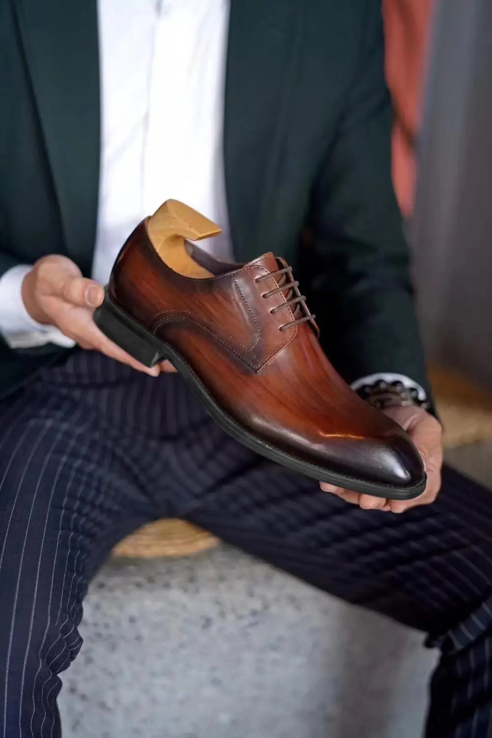 Men’s vintage square toe black leather lace-up dress shoes with polished finish and classic oxford design.