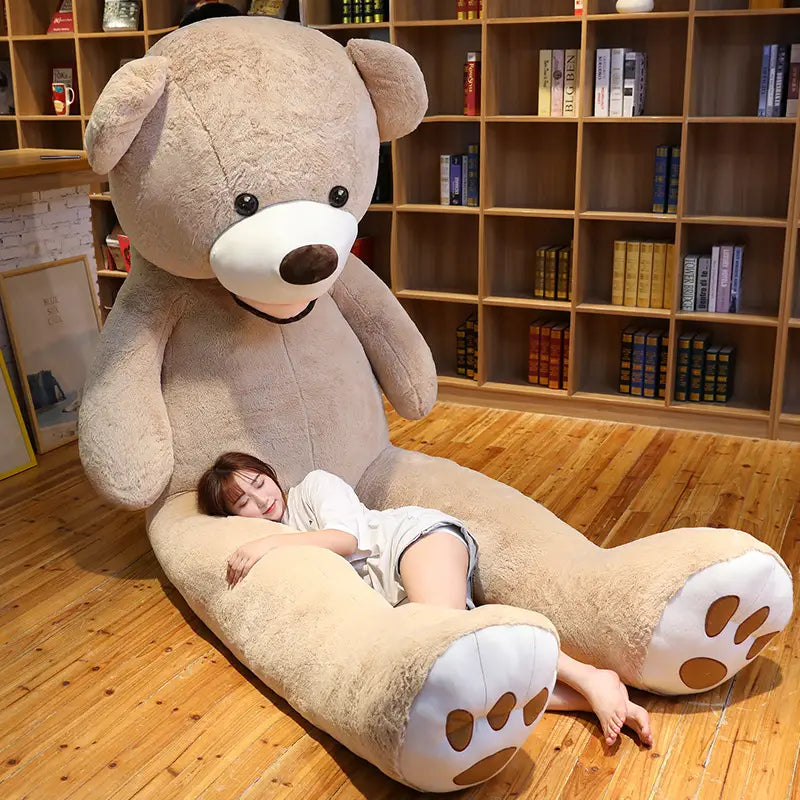 Ein großer Teddybär-Plüschartikel aus weichem Samt, 1 Meter groß, in Beige mit weißem Schnäuzchen, brauner Nase, weichem Fellmaterial und realistischen Pfotenpolstern.