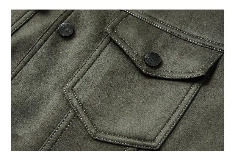 Manteau en suède décontracté ajusté pour homme en vert olive, avec des accents de boutons noirs.