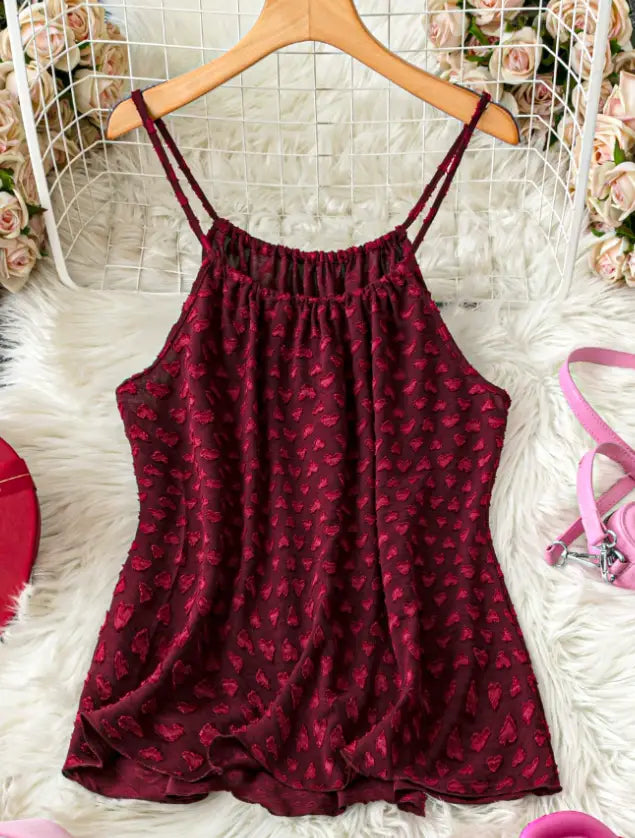 Blusa tipo camisola burdeos con estampado de corazones para tallas grandes, con tirantes finos tipo espagueti y dobladillo fruncido.