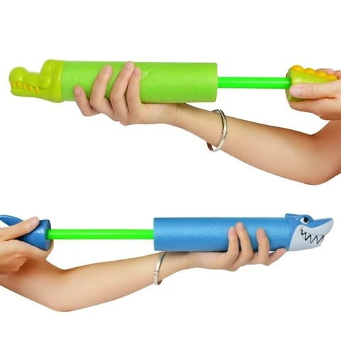 Pistolet à eau blaster en mousse en plastique vert vif et bleu, en forme de requin, pour enfants, pour jouets de piscine, avec une tête de crocodile à une extrémité et une tête de requin à l’autre.