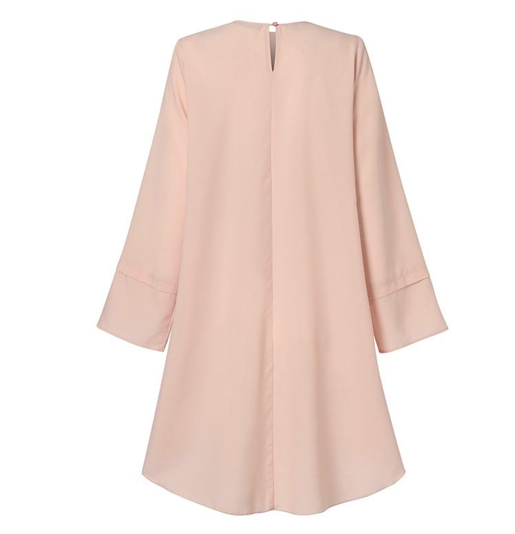 Ein zartes rosafarbenes Rüschenvolant-Langtuniken-Kleid mit fließender A-Linien-Silhouette, Ärmeln in Dreiviertellänge und einem dezenten Detail am Rückenausschnitt in Form einer Schlupföffnung, geeignet als Partykleid.