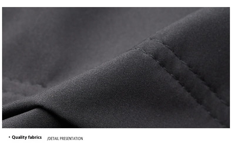 Tela acolchada negra con superficie texturizada suave y costuras precisas en el abrigo de invierno acolchado con capucha para hombre.
