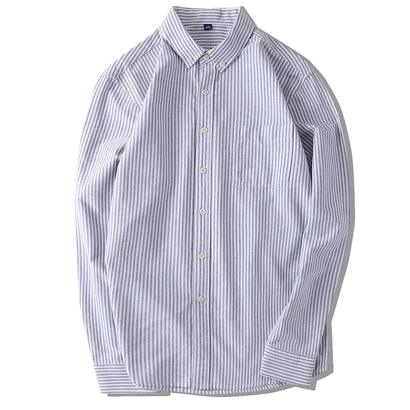 Camisa de manga larga abotonada con rayas para hombres con un patrón clásico de finas rayas verticales color gris claro y blanco, con cuello pulcro y detalles cosidos con esmero.