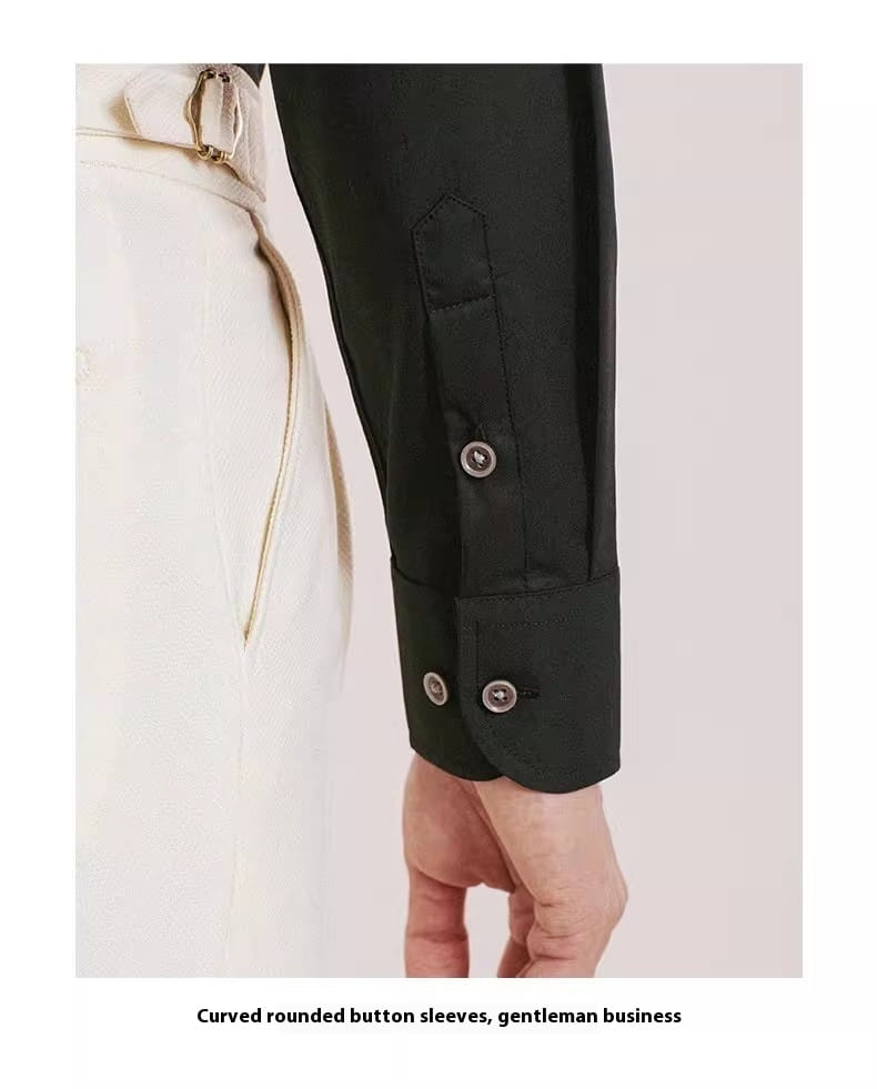 Schwarzes, geknöpftes Ärmeldesign mit geschwungenen, abgerundeten Bündchen und silberfarbenen Knöpfen an einem weißen One-Piece-Kragenhemd mit Rundhalsausschnitt (Slim Fit) für einen gepflegten Auftritt