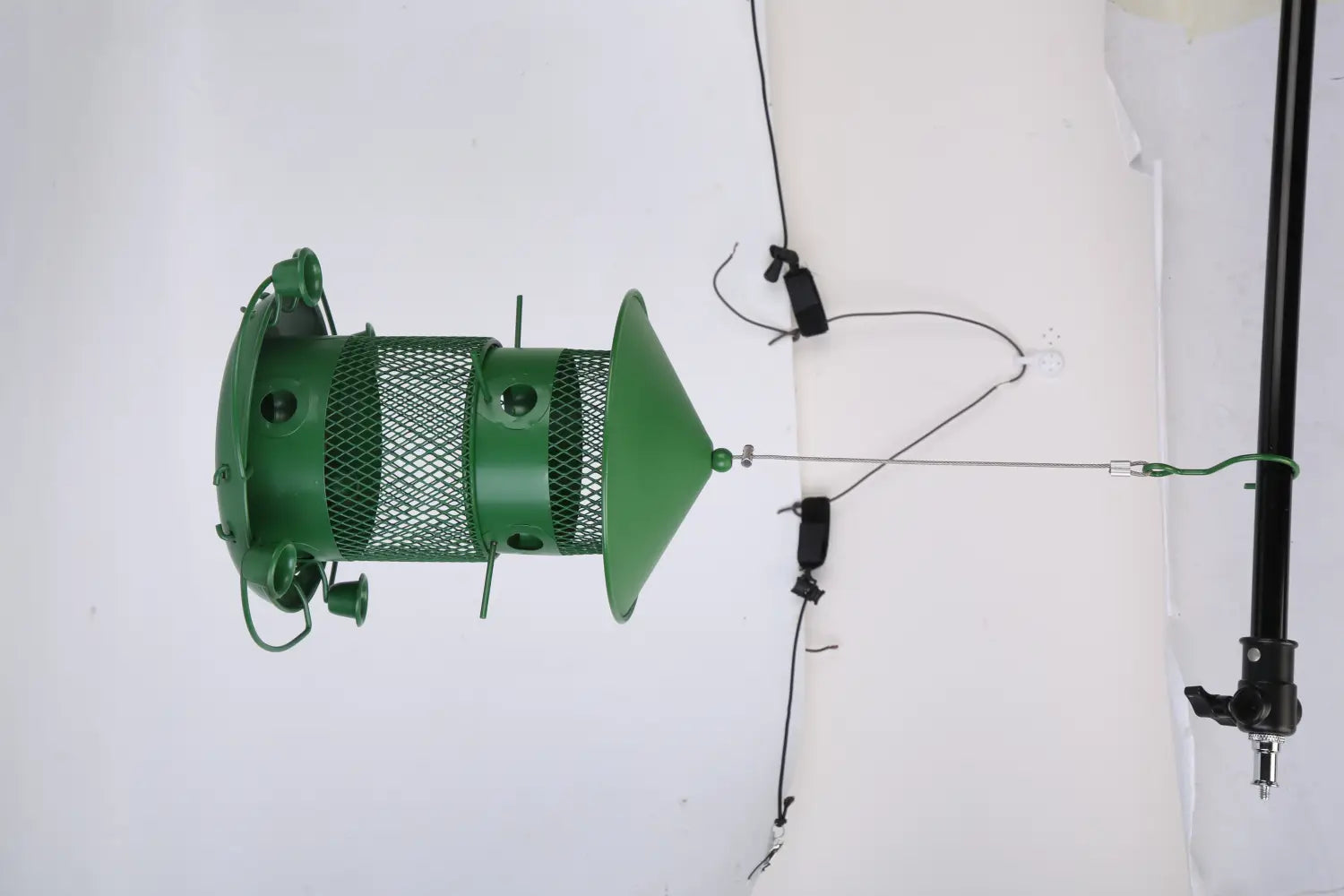 Comedero de aves metálico a prueba de ardillas con recipientes de agua