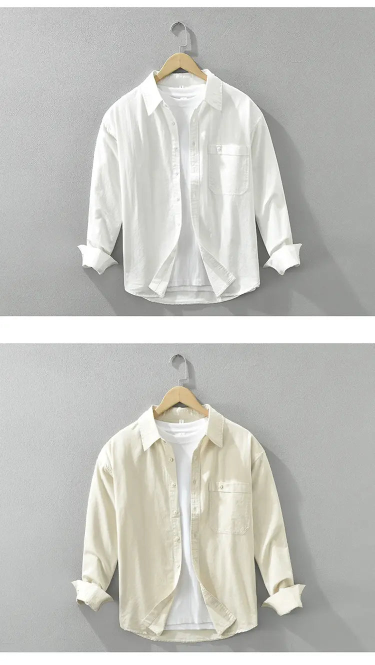 Chemise à manches longues en coton style japonais blanche, pour homme, avec un col classique et une poche poitrine, présentée sur un cintre en bois.