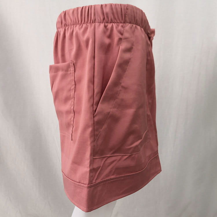 ソフトピンクのワイドレッグ、ハイウエストのショートパンツで、伸縮性のあるウエストと、リラックスしたフィットのカジュアルなドローストリングポケットを備えています。