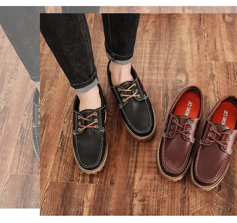 Schwarze und braune Bootsschuhe aus Rindsleder für Herren mit kontrastierender Steppnaht und Gummisohlen für den Gelegenheitsgebrauch.