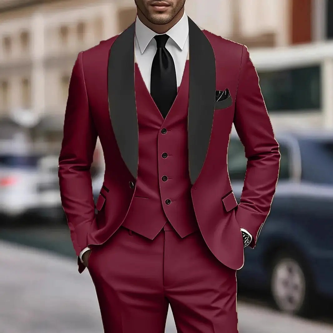 Smoking trois pièces à coupe ajustée bordeaux profond, avec revers en satin noir et gilet assorti, avec une coupe ajustée et soignée.