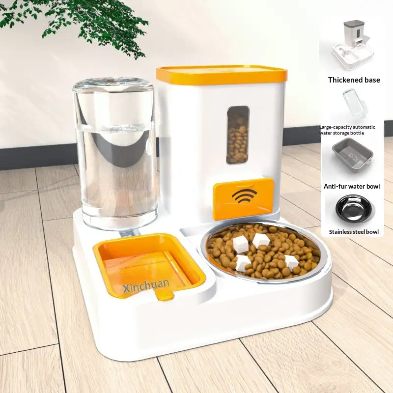 Station d’alimentation automatique pour animaux de compagnie et distributeur d’eau en blanc et orange, avec un bol en acier inoxydable, une bouteille d’eau transparente et un compartiment de stockage des aliments.