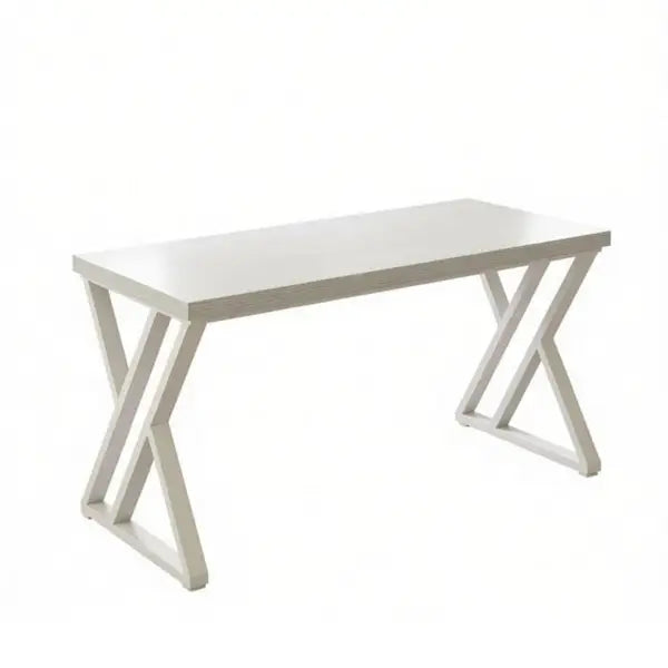 Escritorio de escritura industrial de 55 pulgadas, mesa de madera blanca con diseño moderno y elegante, minimalista, y patas metálicas distintivas en forma de X.