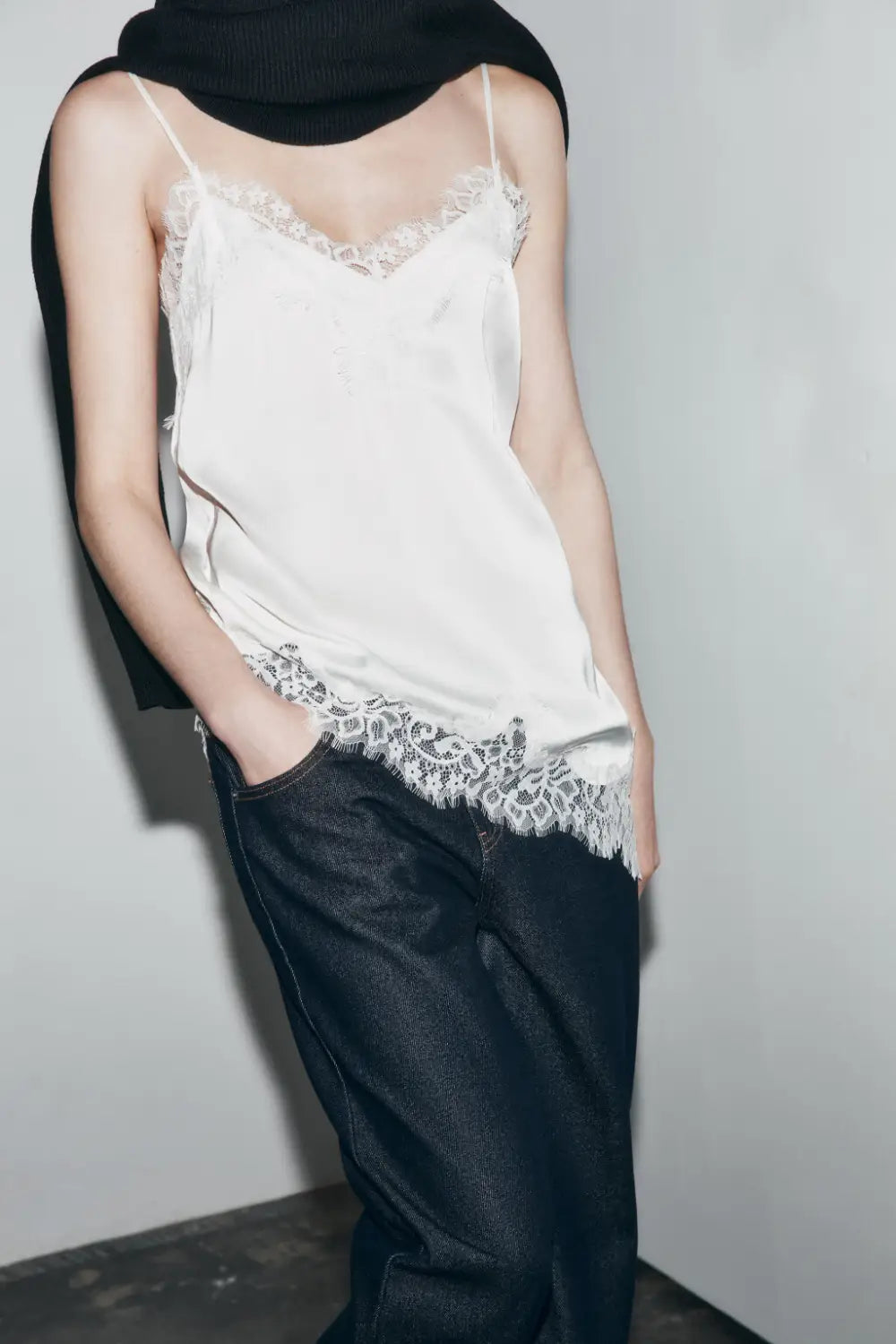 Braunes Satin-Camisole-Top mit zartem weißem Satin-Stoff und Spitzenbesatz entlang des Ausschnitts und Saums.