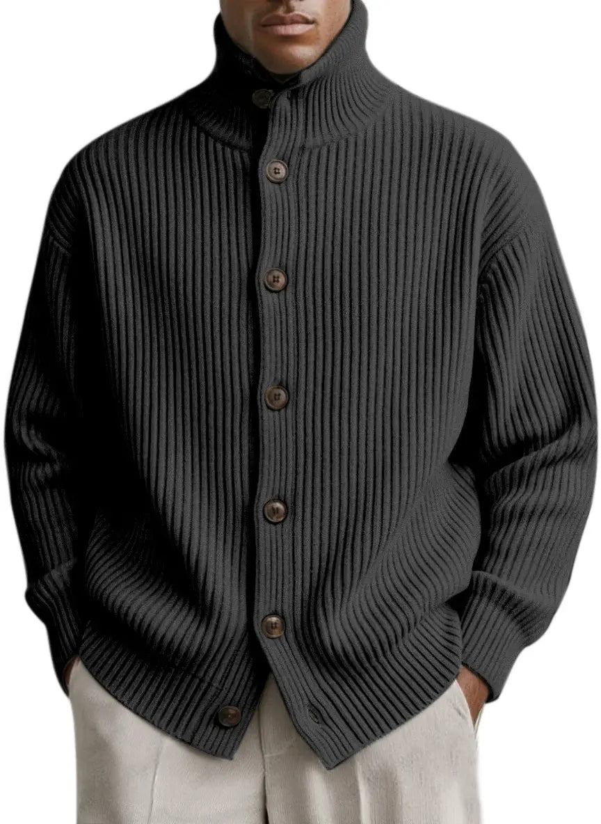 Herren-Turtleneck-Rippstrick-Cardiganmantel in Dunkelgrau mit hohem Kragen und Holzknöpfen aus Rippstrickmaterial.