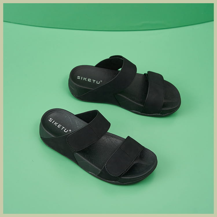 Black siketu women’s platform sport sandals with two wide velcro strap closures and cushioned sole for comfortable wear.