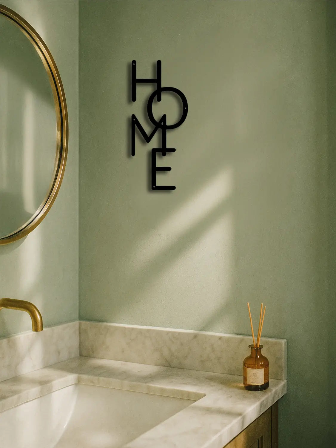 Schwarze Metall-Wanddekoration für zu Hause mit einem minimalistischen Cut-out-Buchstabendesign für moderne Inneneinrichtung.