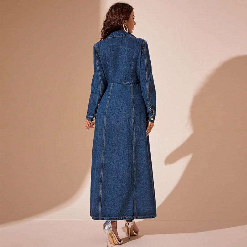 Ein langärmeliges Maxi-Cardigan-Kleid aus Denim mit Knopfleiste vorne in dunkelblauem Denim, mit klassischem Kragen und geknöpften Bündchen.