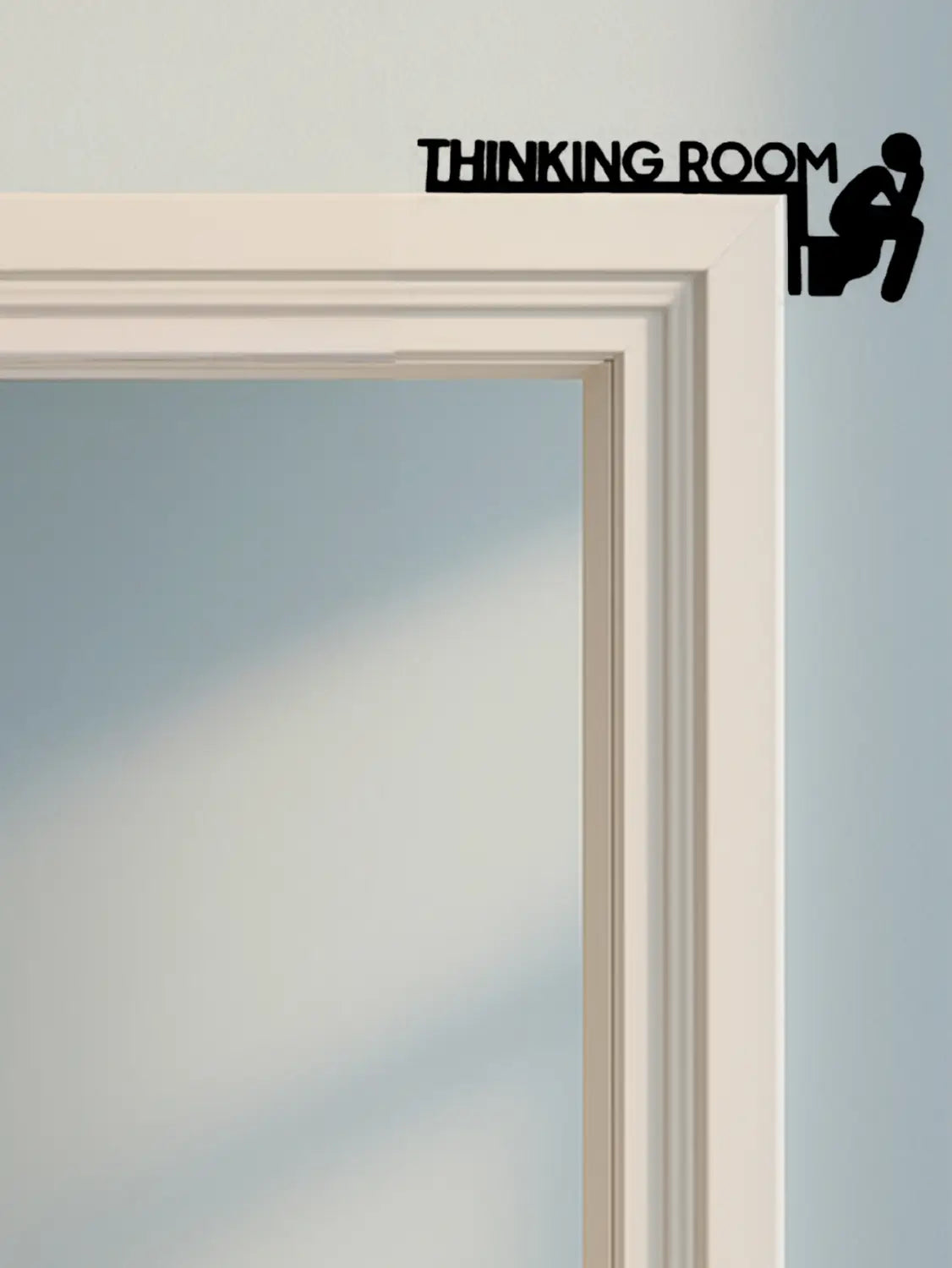 Schwarze Wandkunst aus Metall für ein Denkzimmer zeigt eine minimalistische Silhouette eines sitzenden Denkers, gestaltet als moderne Toilettenschild-Wanddeko.