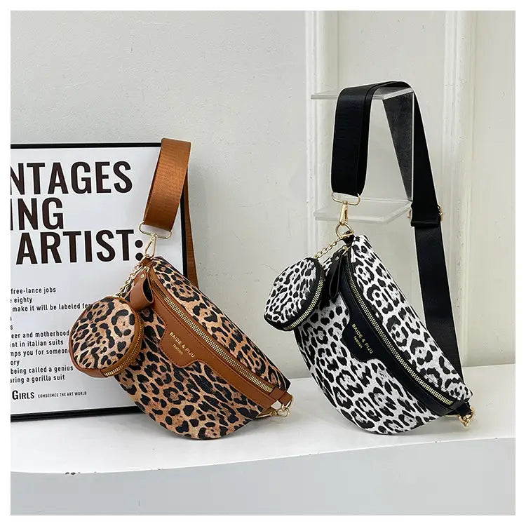 Deux sacs banane à imprimé léopard avec pochettes à monnaie et bordure en cuir aux tons beige et brun, ainsi qu’en noir et blanc, avec fermetures zippées et bretelles réglables.