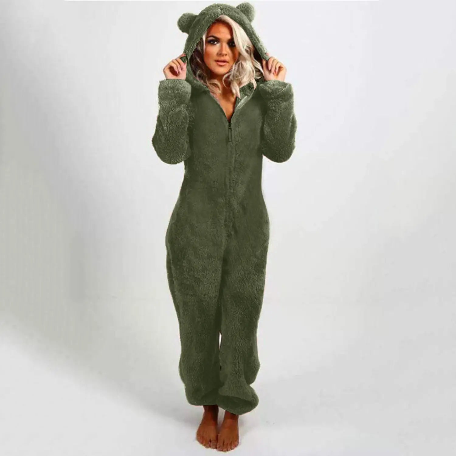 Pijamas tipo mono de forro polar suave verde oliva con capucha con orejas de gato, con textura suave y peluda, e incorporación de la capucha.