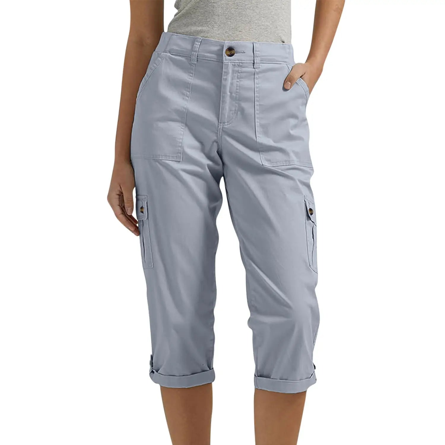 Pantalon capri cargo bleu clair taille haute pour femmes, avec ourlets retroussés et multiples poches, conçu pour un usage décontracté.