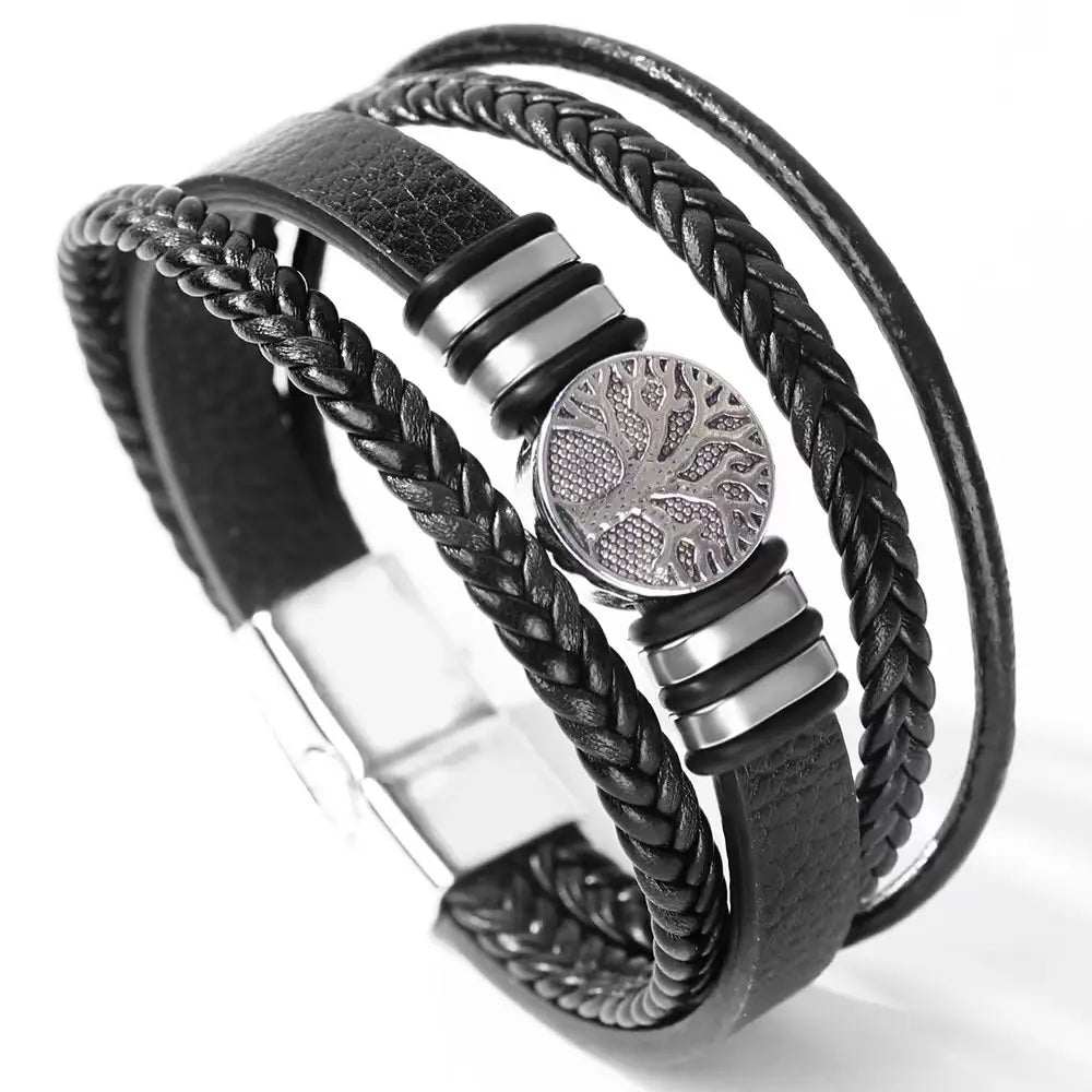 Bracelet multi-brins en cuir tressé noir avec arbre de vie pour hommes, avec un charme à l’aspect argenté et des plaques d’accent métallique.