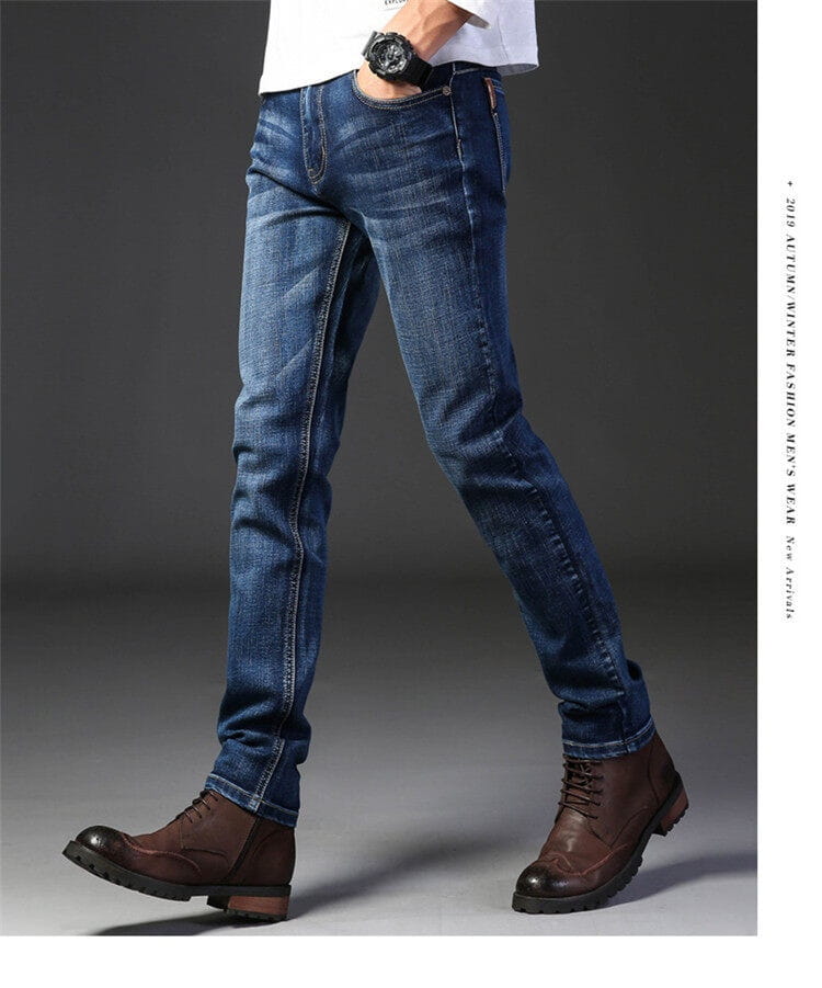 Pantalones vaqueros de mezclilla elástica de corte slim fit para hombre, de lavado oscuro, rectos, en color azul marino oscuro, con sutil desvanecido y un diseño slim fit.