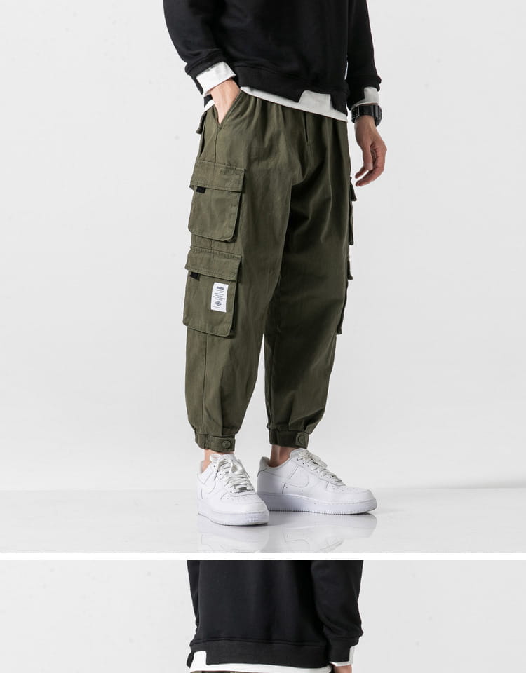 Pantalones cargo militares japoneses casuales color verde oliva, de tiro cónico, con múltiples bolsillos y un ajuste relajado, diseñados para una vestimenta casual versátil.