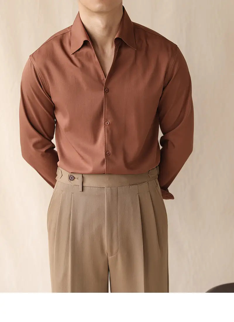 Ein elegantes Herren-Oberteil mit Ein-Kragen aus Satin in rostfarbenem Ton, langarm im Business-Stil, mit klarem Kragen und dezentem Glanz.