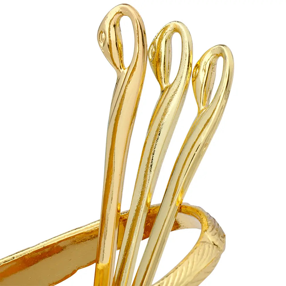 Épingles à cheveux dorées fines, avec des designs courbés élégants, complétant le Coffret de coutellerie Cygne en cuillères et fourchettes à dessert dorées.