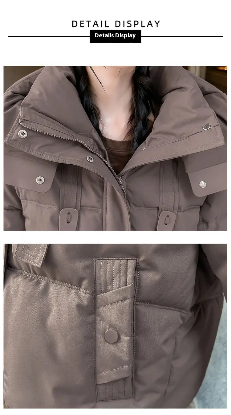 Veste matelassée courte à capuche pour femme, de couleur gris foncé, avec col haut et fermeture éclair frontale, conçue comme un manteau d’hiver chaud.
