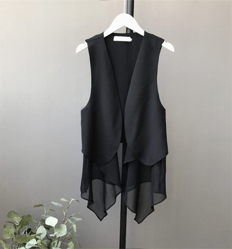 Schwarzer ärmelloser Chiffon-Lagenrock mit asymmetrischer Passform und fließendem Saum aus leichtem transparentem Stoff.