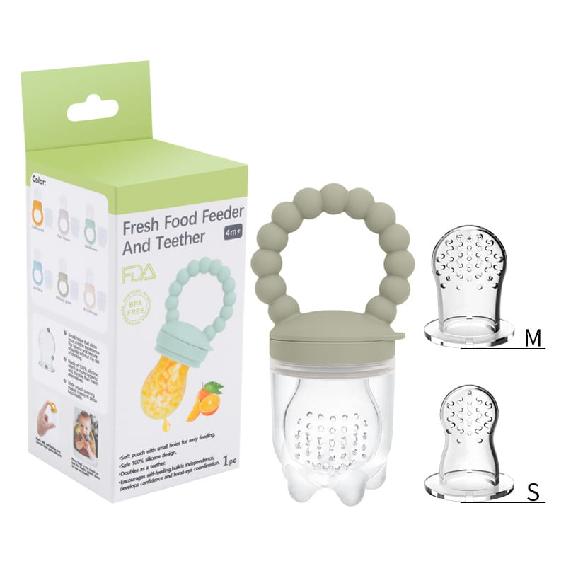 Ein durchsichtiges Silikon-Baby-Obstfüttergerät sowie Teether- und Schnuller-Set mit einem weichen, salbeigrünen Perlengriff und passendem Deckel.