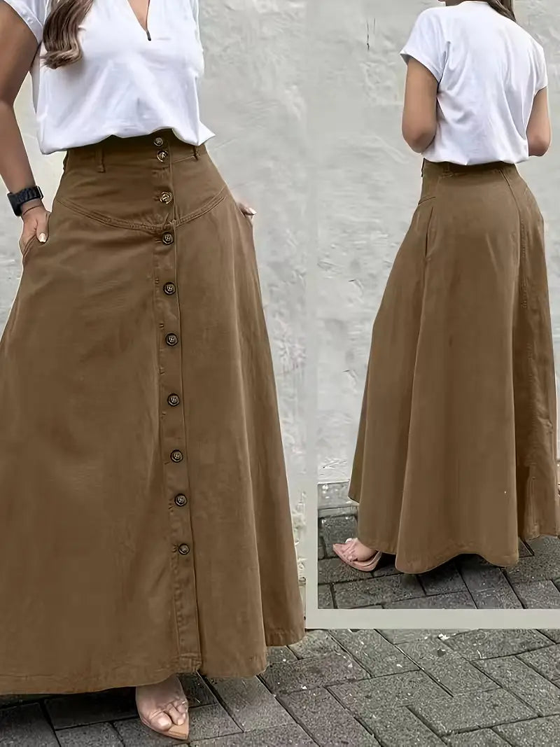 Jupe longue maxi marron boutonnée devant à taille haute, réalisée dans un tissu souple, avec poches latérales.