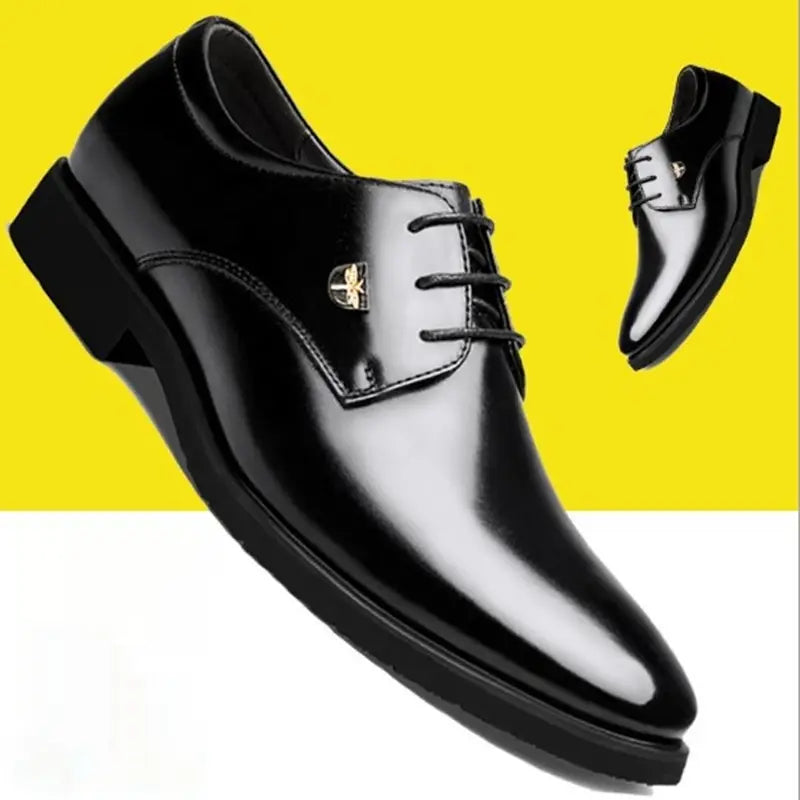 Chaussure de ville à lacets en cuir verni noir pour homme, finition polie, avec un emblème à tonalité dorée sur le côté.