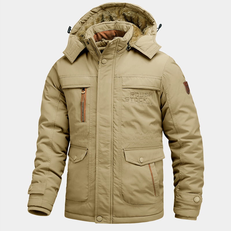 Manteau d’hiver pour homme doublé en polaire beige isolé, au design de veste à capuche, avec une capuche doublée de fourrure, des poches multiples et le nom de marque « Rough Stock » brodé de manière apparente sur la poitrine.