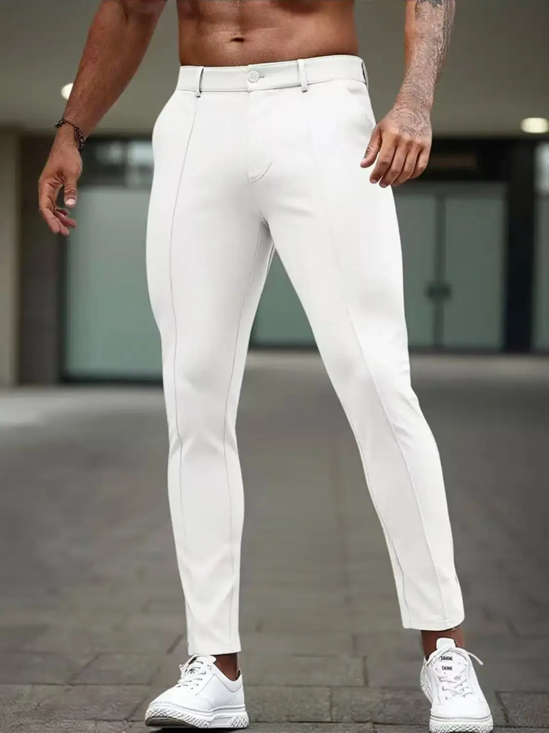 Weiße Herren-Slim-Fit-Stretch-Anzughosen mit einem sauberen modernen Design und dezenten Stickdetails