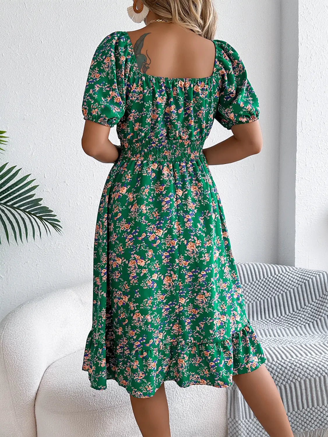 Robe midi évasée à imprimé floral vert vif, avec manches courtes bouffantes et encolure carrée, idéale pour l’été.