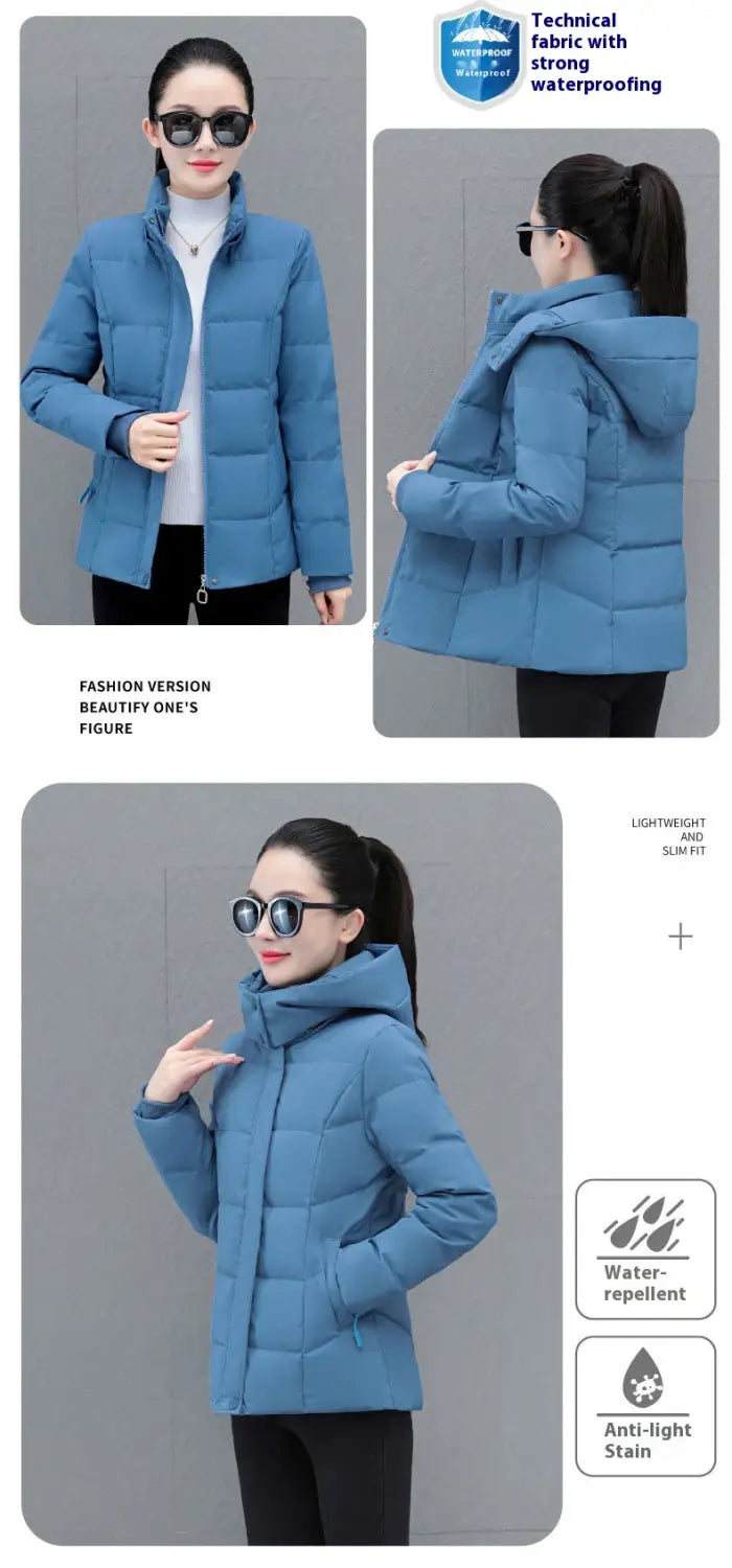 Chaqueta corta de plumón azul para mujer, abrigo acolchado corto, grueso y abrigador para el invierno, con diseño acolchado en la capucha y tejido técnico impermeable visible desde la parte trasera.